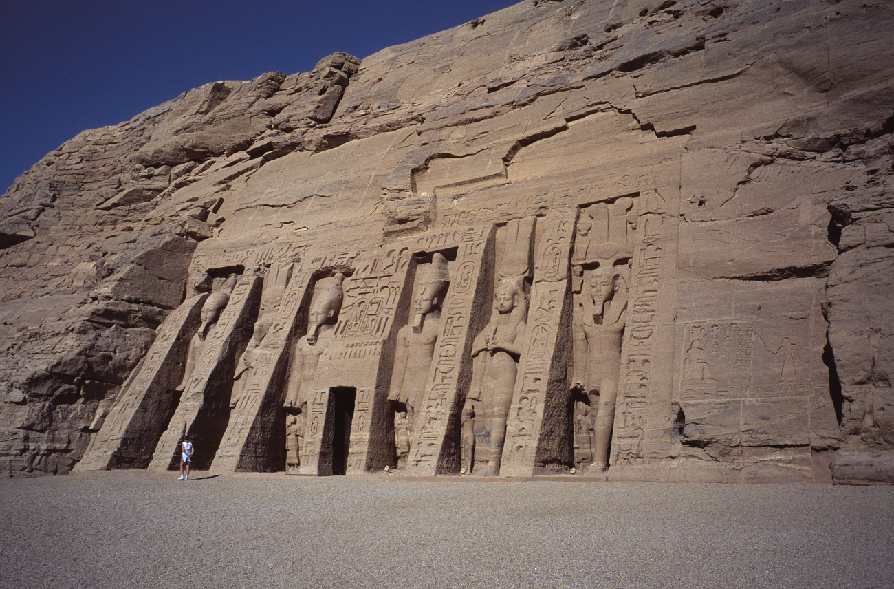 egyp09_21 abu simbel facade nefertari.jpg